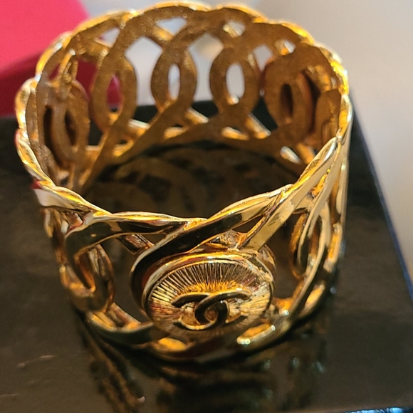 Chanel Cuff bracelet gold. - Picture 8 of 10